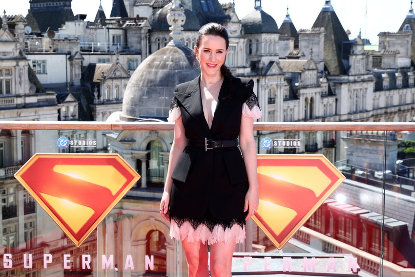 Rejčel Brosnahan na premijeri u Londonu