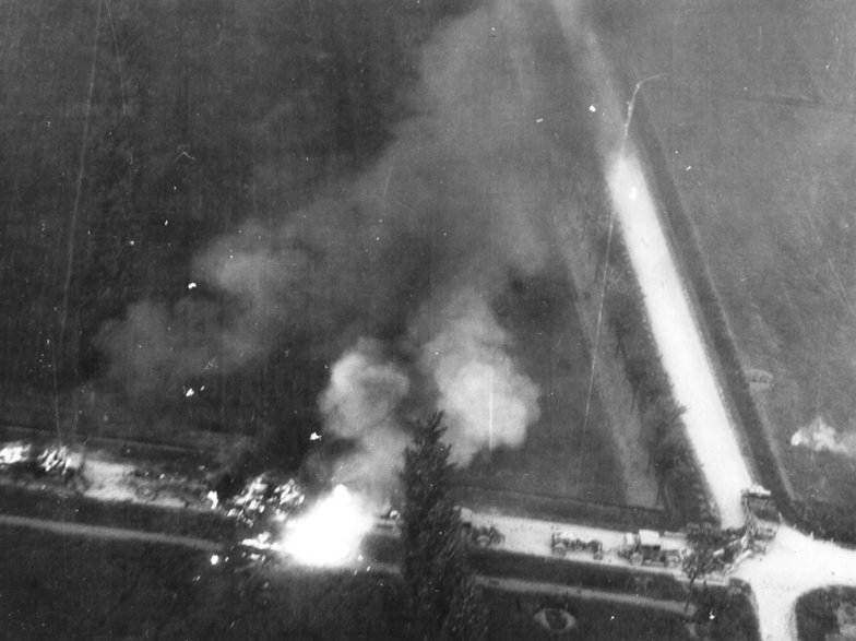 Płonące pojazdy niemieckiego konwoju ostrzelanego przez brazylijskie myśliwce w pobliżu Modeny