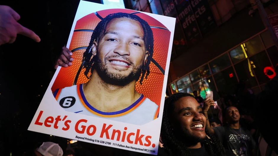 Njujorčanin s posterom Džejlena Bransona | Foto: REUTERS/Shannon Stapleton