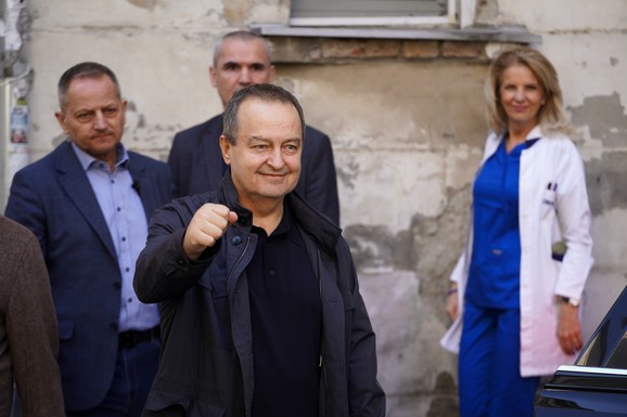 "GLAS ZA STABILNOST I BUDUĆNOST SRBIJE" Dačić čestitao Vučiću i SNS-u na pobedi: "Žao mi je što zbog zdravstvenog stanja nisam mogao više da doprinesem"