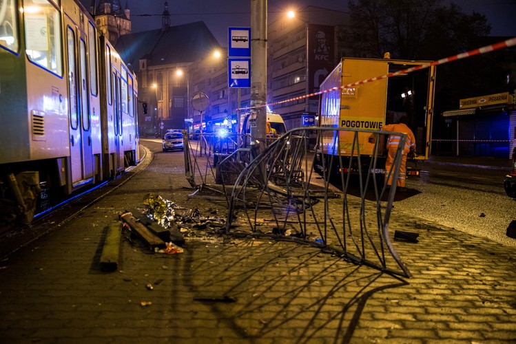 SZCZECIN. SAMOCHÓD UDERZYŁ W PRZYSTANEK