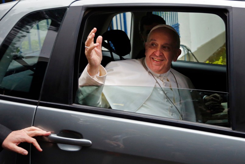 "Boli mnie serce, gdy widzę księdza lub zakonnice w najnowszym modelu samochodu" - mówił niedawno papież Franciszek księżom i zakonnicom. "Samochody są potrzebne. Ale wybierajcie skromniejsze modele. Pomyślcie o dzieciach umierających z głodu i zaoszczędzone pieniądze przekażcie im" - stwierdził papież. Ojciec Święty swoje słowa podpiera własnymi czynami - niewykluczone, że sam zasiądzie za kierownicą auta. Takie przypuszczenie wyraził zastępca dyrektora biura prasowego Watykanu, pytany o to, kto będzie prowadził najnowszy "papamobile", o którym ostatnio zrobiło się bardzo głośno...