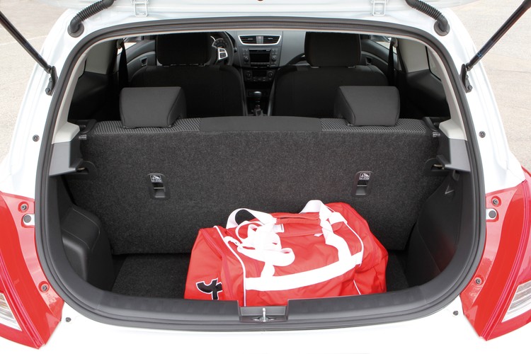 •	Pojemność bagażnika 211 - 892 litrów