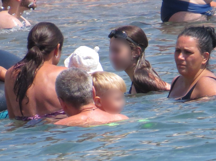 Miljana Kulić se skinula u bikini: Uslikali smo je na plaži,a evo sa kim je