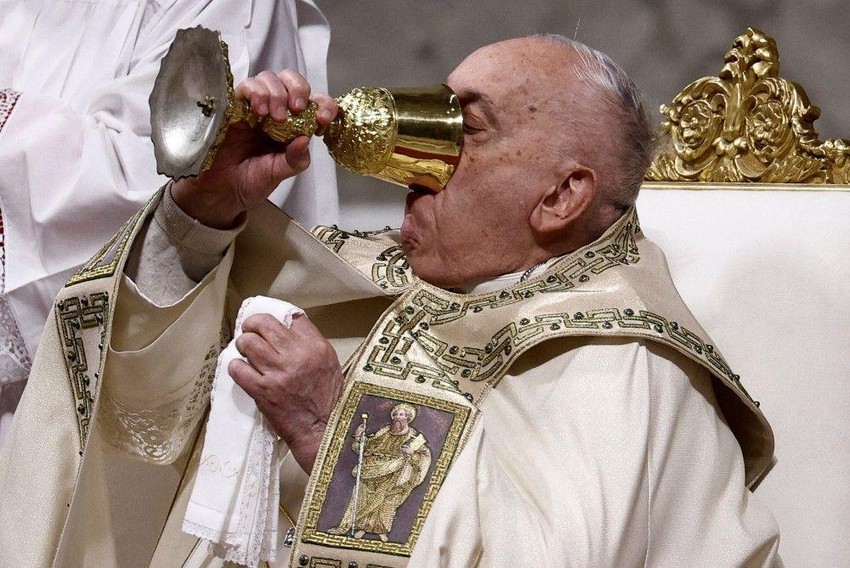 Papa Franja na obeležavanju badnje večeri u Crkvi svetog Petra u Vatikanu | Foto: REUTERS/Guglielmo Mangiapane