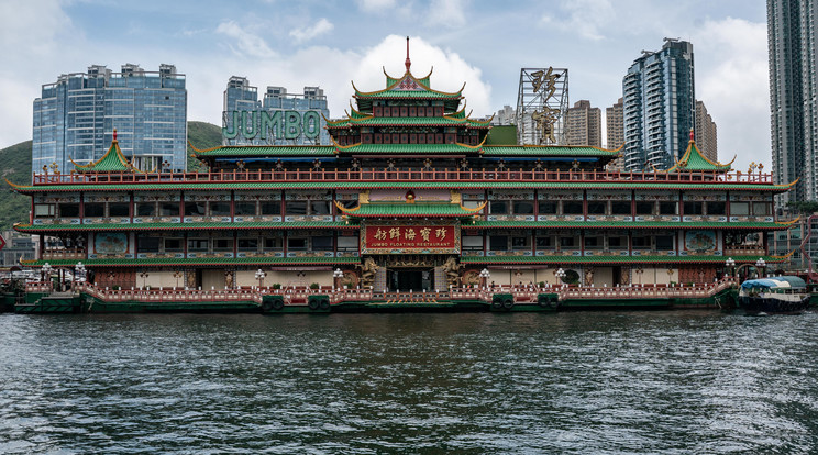 Elsüllyedt a hong kongi legendás úszó étterem, ahol még Erzsébet királynő is járt / Fotó: GettyImages