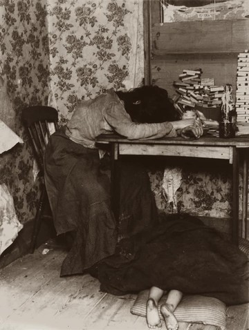 A fotó a kelet-londoni Bowban, a Bryant and May gyufagyárban készült, ahol 1400 nő és gyereklány gürcölt szörnyű körülmények között, az ipari forradalom korában. Ekkoriban a munkajogok jóformán nem léteztek,  a nők végezték a legalacsonyabb státuszú munkákat, csupa monoton és nehéz munkafolyamattal.  
