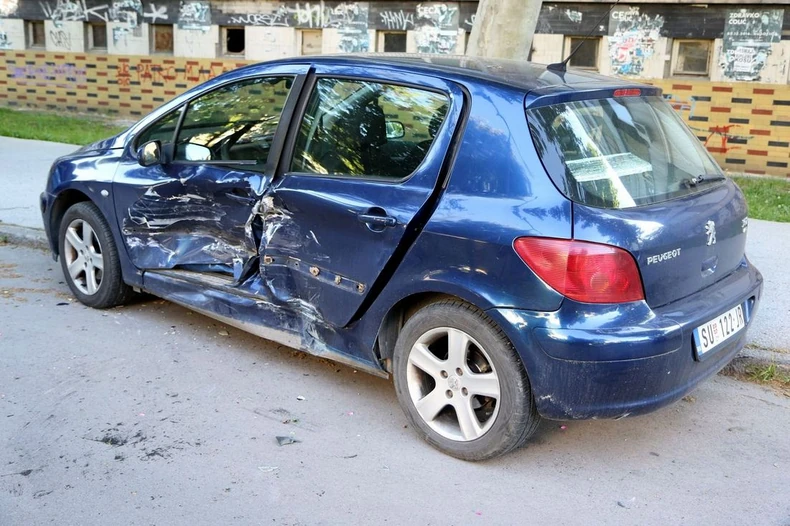 Automobil na parkingu