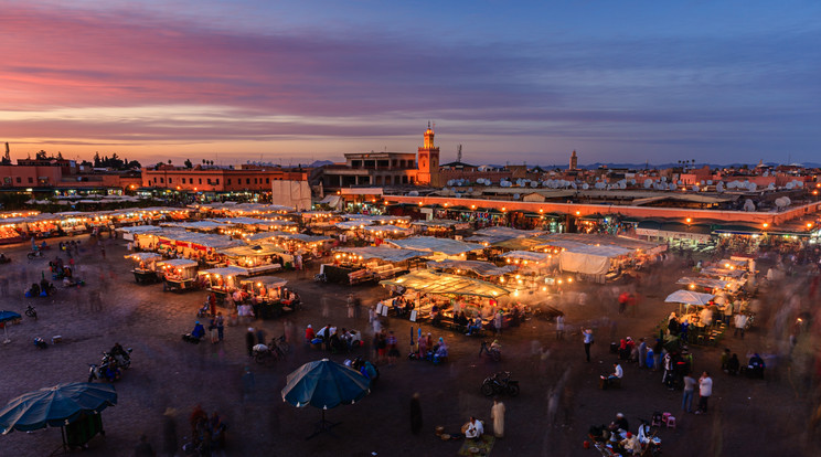 Marrákesben szinte minden út a legendás a Dzsema el-Fna piactérre vezet, amely itt éjszakai pompájában látható / Fotó: Getty Images