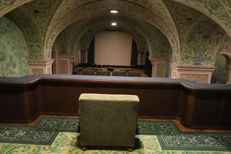 Bioskopska sala i fotelja na kojoj je Tito sedeo