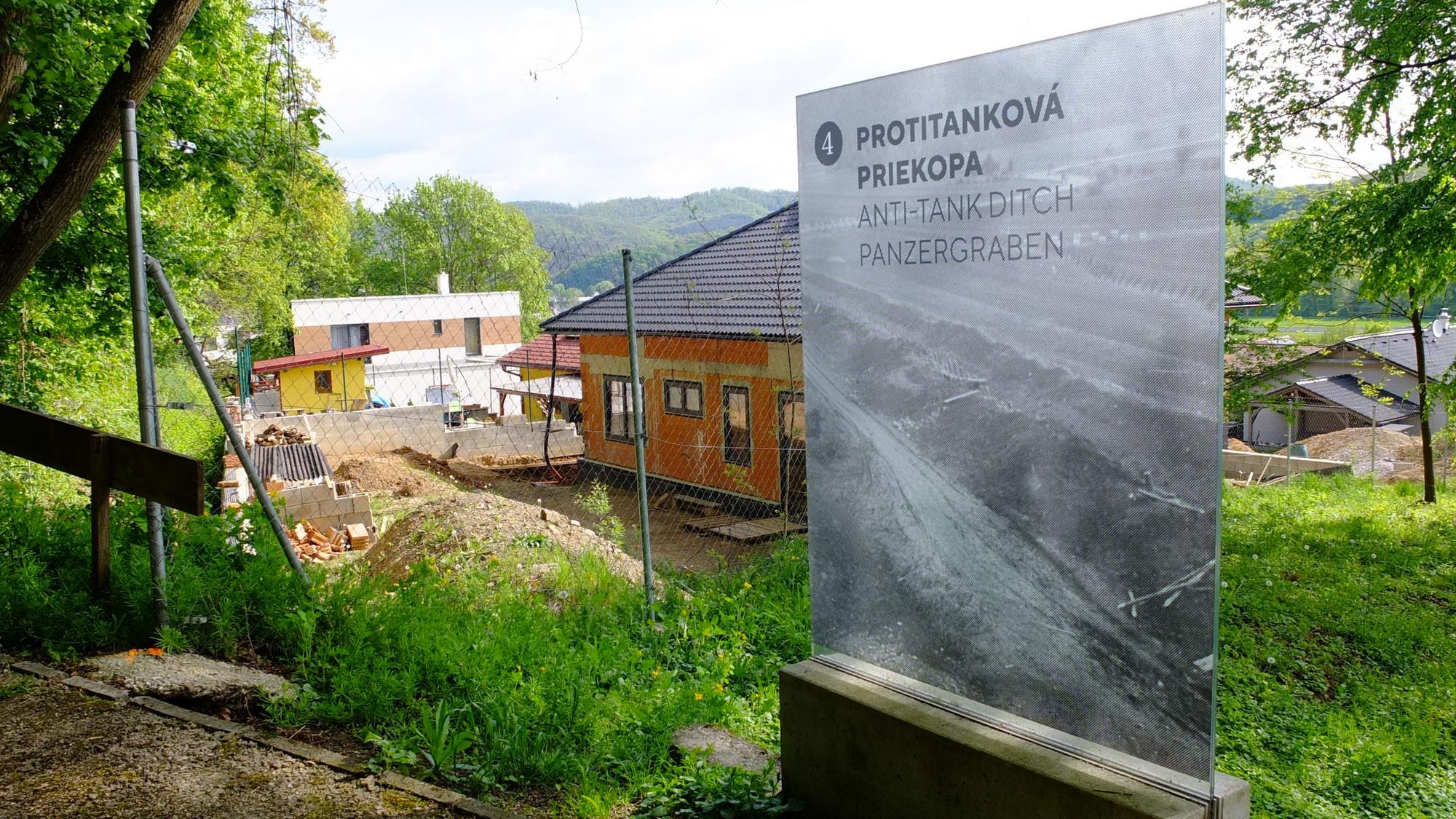 Domy len pár metrov od protitankovej priekopy, do ktorej hádzali obete masových popráv.