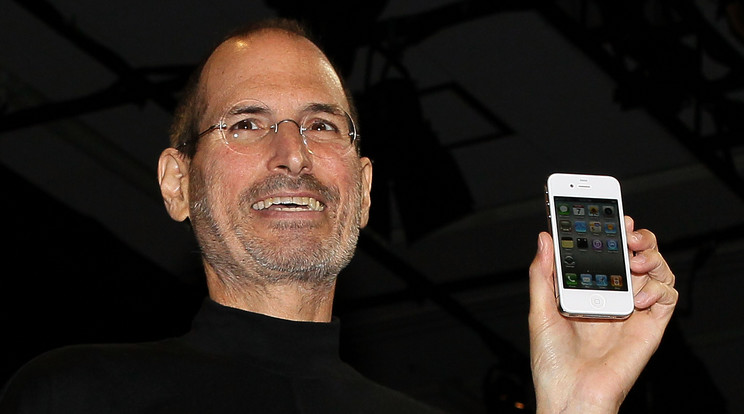 Steve Jobs, az Apple vezérigazgatója tartja a kezében az új iPhone 4-et, a 2010. évi Apple World Wide Developers (WWDC) konferencián 2010. június 7-én a kaliforniai San Franciscóban a nyitóbeszéd során. Jobs az iPhone legújabb verziójának hivatalos bemutatásával indította el az éves WWDC-t. / Fotó: Getty Images