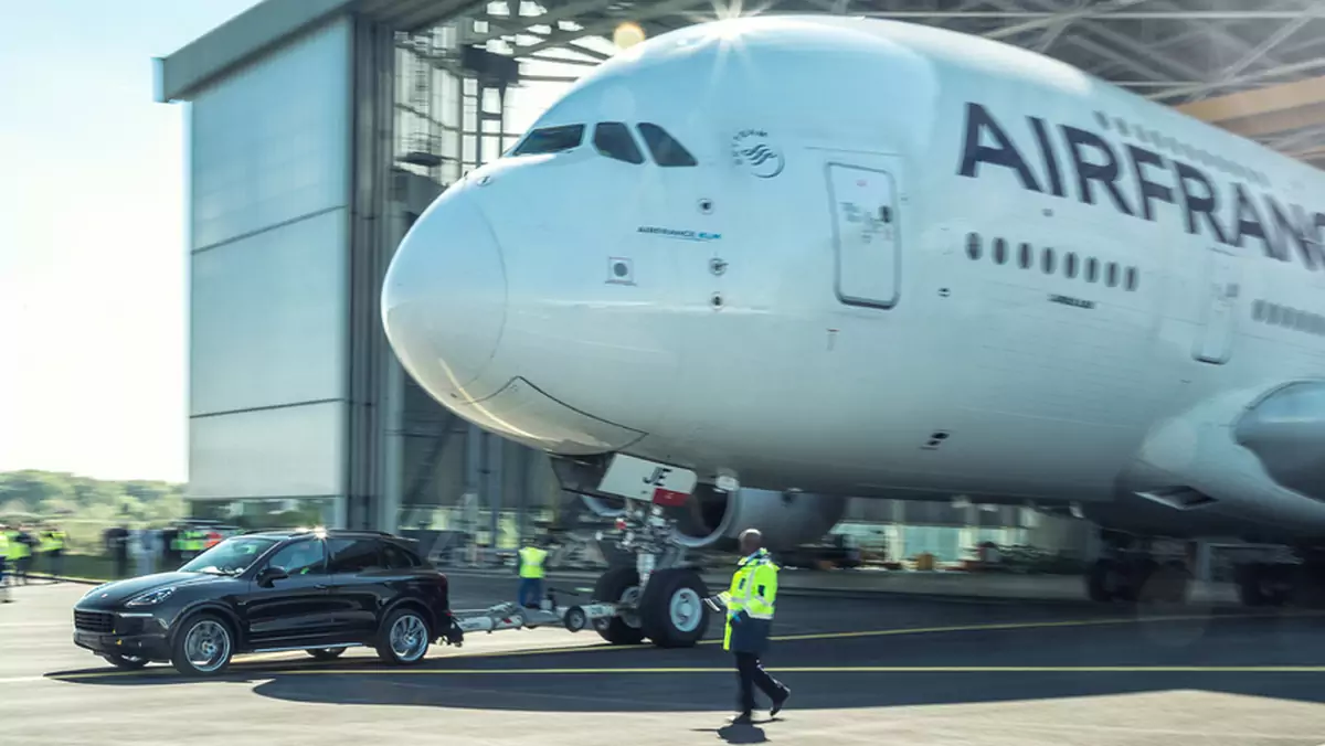 Porsche Cayenne ciągnie Airbusa A380