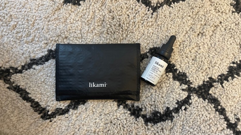 Nährt tief und hydratisiert: Facial Essential Serum mit Argan-, Hagebutten-, Macadamia-, Kamelien-, sowie Mandelöl von Likami für 35 Franken (15ml). 