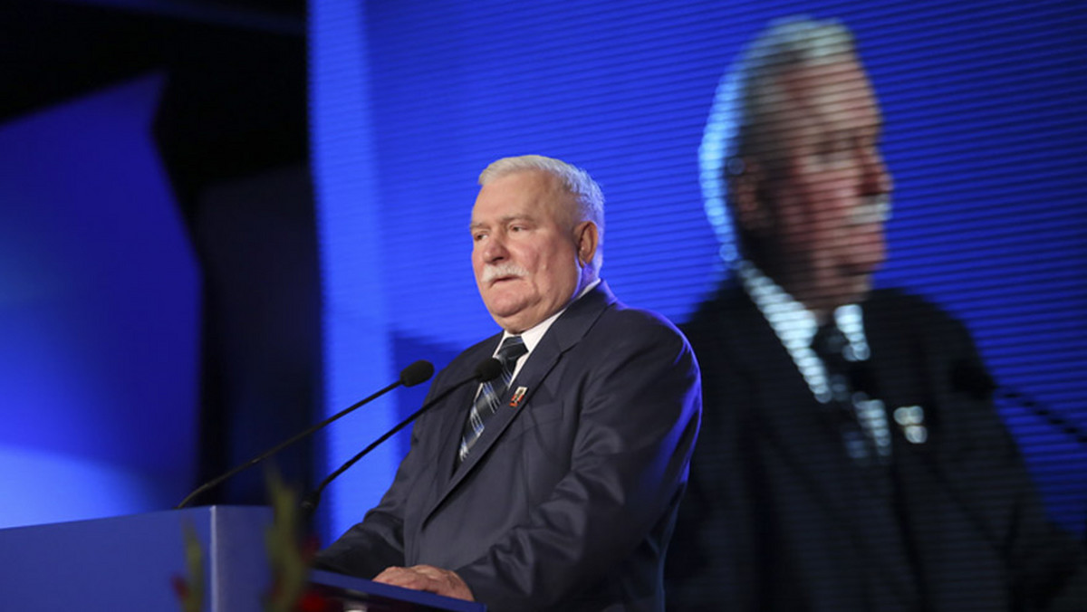 Lech Wałęsa zgłosił Międzynarodowe Stowarzyszenie "Memoriał" do Pokojowej Nagrody Nobla za 2015 rok. Były prezydent, laureat Pokojowej Nagrody Nobla za 1983 rok uważa, że przyznanie nagrody byłoby sygnałem, że świat chce widzieć Rosję nie jako kraj konfrontacji, ograniczania praw, lecz dialogu.