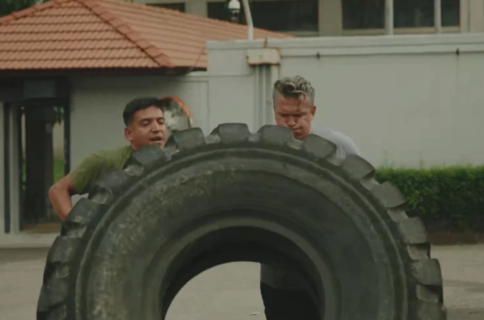 Pit Hegset vežba sa vojnicima