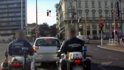 Pofátlanság - Döbbenetes dolgot csinált Győrben a sofőr, a rendőrök orra előtt - videó