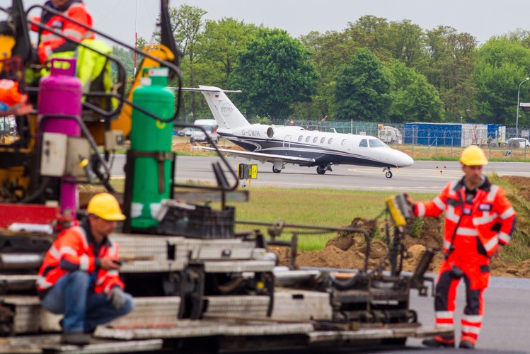 Prace remontowe rozłożone są na etapy. Aby przeprowadzić prace budowlane bez wyłączania z ruchu drogi startowej, w maju i czerwcu pas będzie skracany do 2 tys. metrów. W pierwszym etapie, od końca kwietnia do końcówki maja, remontowany jest odcinek od 0 km do 0,5 km. Od końca maja do połowy czerwca prace będą prowadzone na odcinku od 2 km do 2,5 km. <br><br>fot.  (zuz) PAP/Paweł Jaskółka
