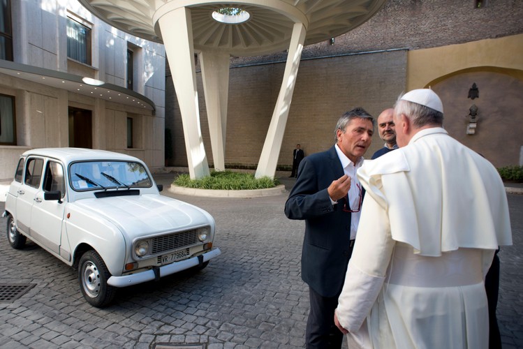 Papież Franciszek i jego 'nowe papamobile' czyli renault 4