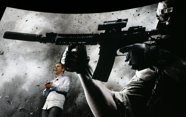 Expo ( E3), Los Angeles, California, USA., Sean Decker z Electronic Arts Inc przedstawia najnowszą wersję kultowej gry "Medal of Honor". Foto: Jonathan Alcorn/Bloomberg