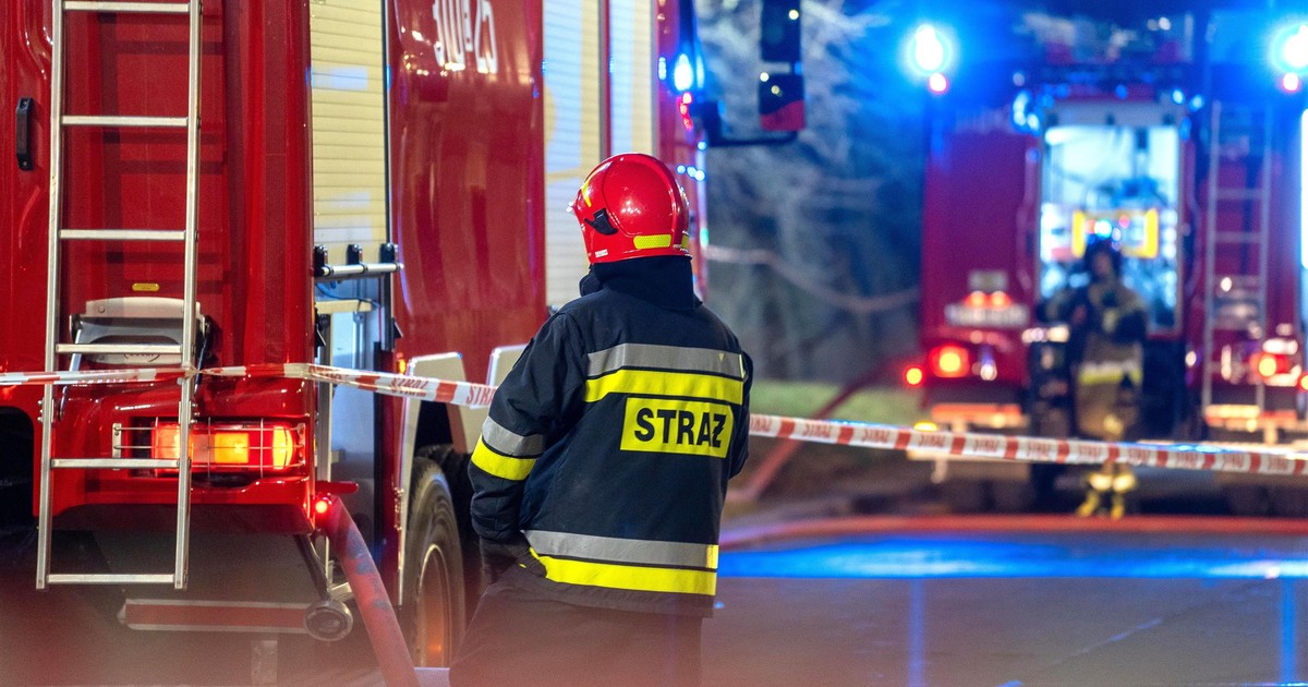 Ogień objął sklep z rowerami. Mężczyzna poparzony podczas nocnego pożaru