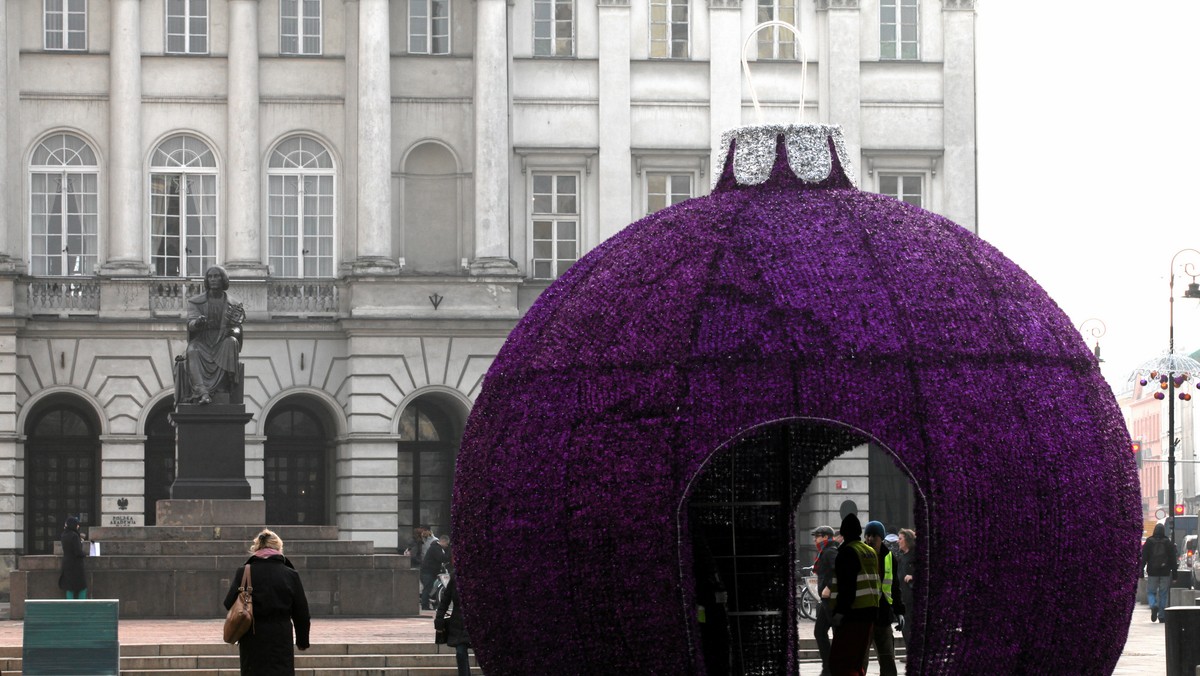 Świetlne bombki, gwiazdy, girlandy i baldachimy - Warszawa już wystroiła się na święta. Jeżeli podoba ci się iluminacja na stołecznych ulicach, możesz na nią zagłosować w ogólnopolskim konkursie "Świeć się". Warszawa po raz kolejny bierze w nim udział.