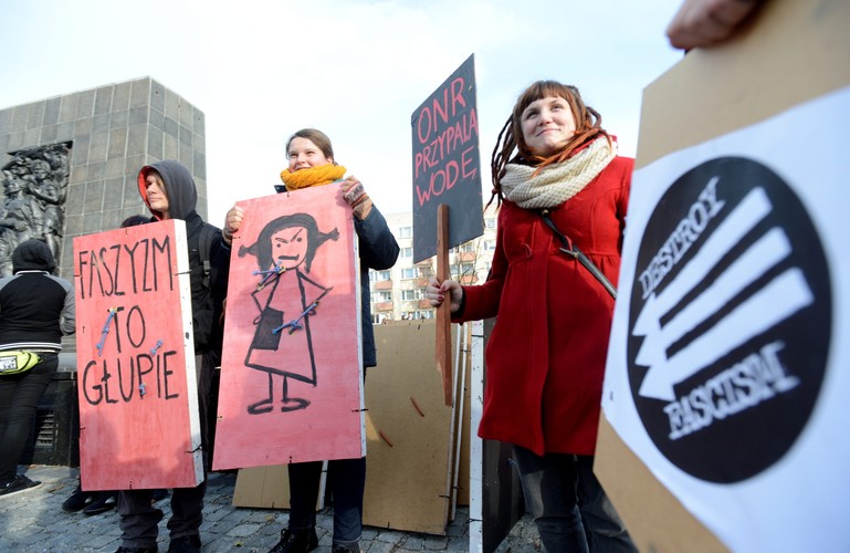 Uczestnicy demonstracji antyfaszystowskiej Porozumienia 11 Listopada, przed wyruszeniem pochodu spod pomnika Bohaterów Getta