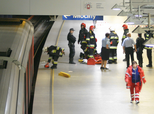 Niewidomy wpadł pod metro i przeżył