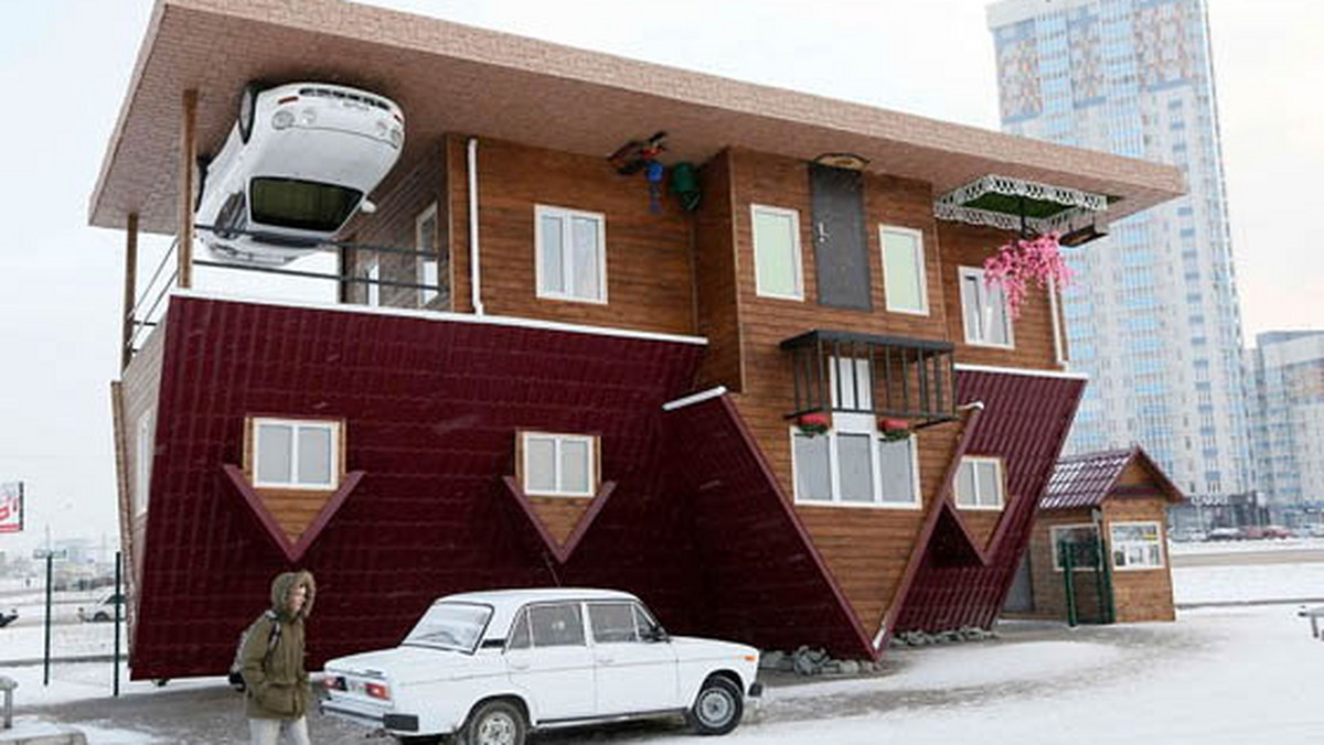 Trudno powiedzieć, czy to trend na domki na dachu, czy po prostu fantazja architektów. Ten budynek, rodem z Syberii, zaskakuje wszystkich ilością pomieszczeń i szczegółów.