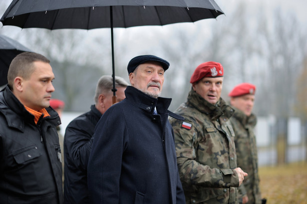 Minister obrony narodowej Antoni Macierewicz podczas wizyty w Oddziale Specjalnym Żandarmerii Wojskowej w Mińsku Mazowieckim.