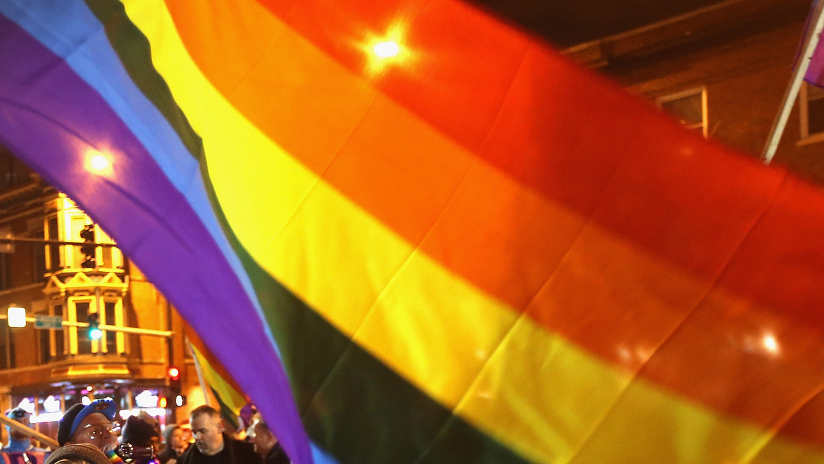 Pod przykrywką ułatwień dla cudzoziemców rząd forsuje zapis, który umożliwi niekontrolowany napływ homoseksualistów do Polski - alarmuje "Nasz Dziennik".