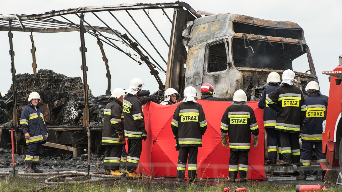 Na autostradzie A4 w pobliżu węzła Brzeg w woj. opolskim doszło do karambolu. Łącznie zderzyło się sześć pojazdów, z czego cztery stanęły w ogniu, jak poinformował TVN24 rzecznik straży pożarnej Paweł Frątczak. Wiadomo już, że zginęła jedna osoba.