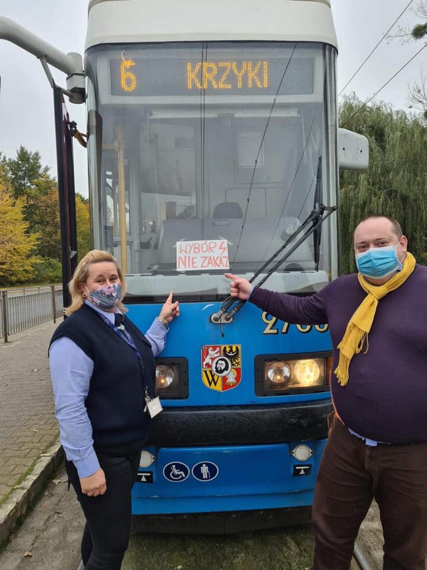 Wrocław: j***ć PiS w MPK podczas protestów Strajku Kobiet