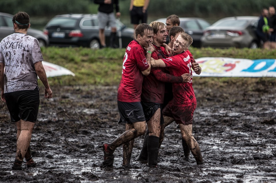 Błotna Liga Mistrzów nad zalewem w Korycinie, woj. podlaskie