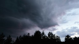 zacznie się dziś w nocy. imgw ostrzega, podmuchy wiatru nawet do 100 km/h alert imgw