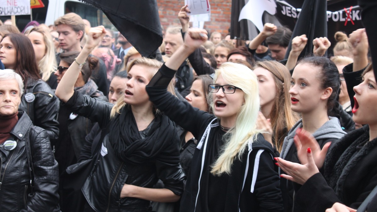 Szykuje się kolejny "czarny protest". Jego organizatorki planują marsze w całej Polsce i zbieranie podpisów pod projektem Ratujmy Kobiety 2017. Manifestacje odbędą się we wtorek, 3 października. W Warszawie pikieta rozpocznie się przed Pałacem Kultury i Nauki, a potem jej uczestniczki (i uczestnicy) przemaszerują na plac Zamkowy.