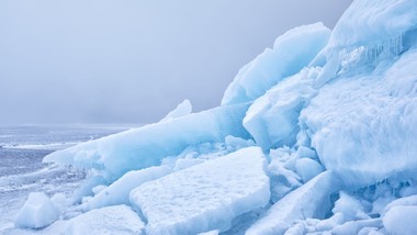 gigantyczne pęknięcie lodu na jeziorze erie. zjawisko widoczne z kosmosu