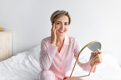 Jałowiec w pielęgnacji skóry. Przepis na odmładzający tonik