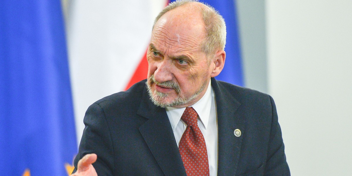 Macierewicz chce się pozbyć śledczych smoleńskich