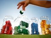 Zmiany w przetargach
<br><br>
Zmiany będą dotyczyć również przetargów na odbiór i zagospodarowanie  odpadów komunalnych. Gminy będą zawierać dwie umowy: jedną z regionalną instalacją przetwarzania odpadów komunalnych, a drugą na odbiór śmieci od mieszkańców. Jeżeli gmina nie posiada takiej instalacji, będzie musiała przeprowadzić przetarg na ich zagospodarowanie. Przetarg ma być też obowiązkowy w przypadku wyboru firm, które zajmą się odbiorem śmieci. Firmy będą musiały też wskazać, do jakiej instalacji trafią odebrane przez nie odpady. System ten ma pozwolić na uszczelnienie rynku i dokładne kontrolowanie tego, gdzie śmieci trafią. (PAP)