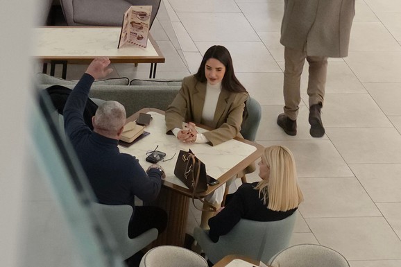 UHVATILI SMO ANĐELU ĐURIČIĆ SA RODITELJIMA Došli iz Crne Gore, pa otišli u šoping: Ne skidaju osmeh sa lica (Foto,Video)