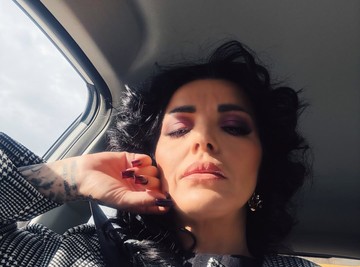 Prvi pogled u stan pevačice čija deca nisu imala odeću da nose zbog njenog poroka! (Foto)