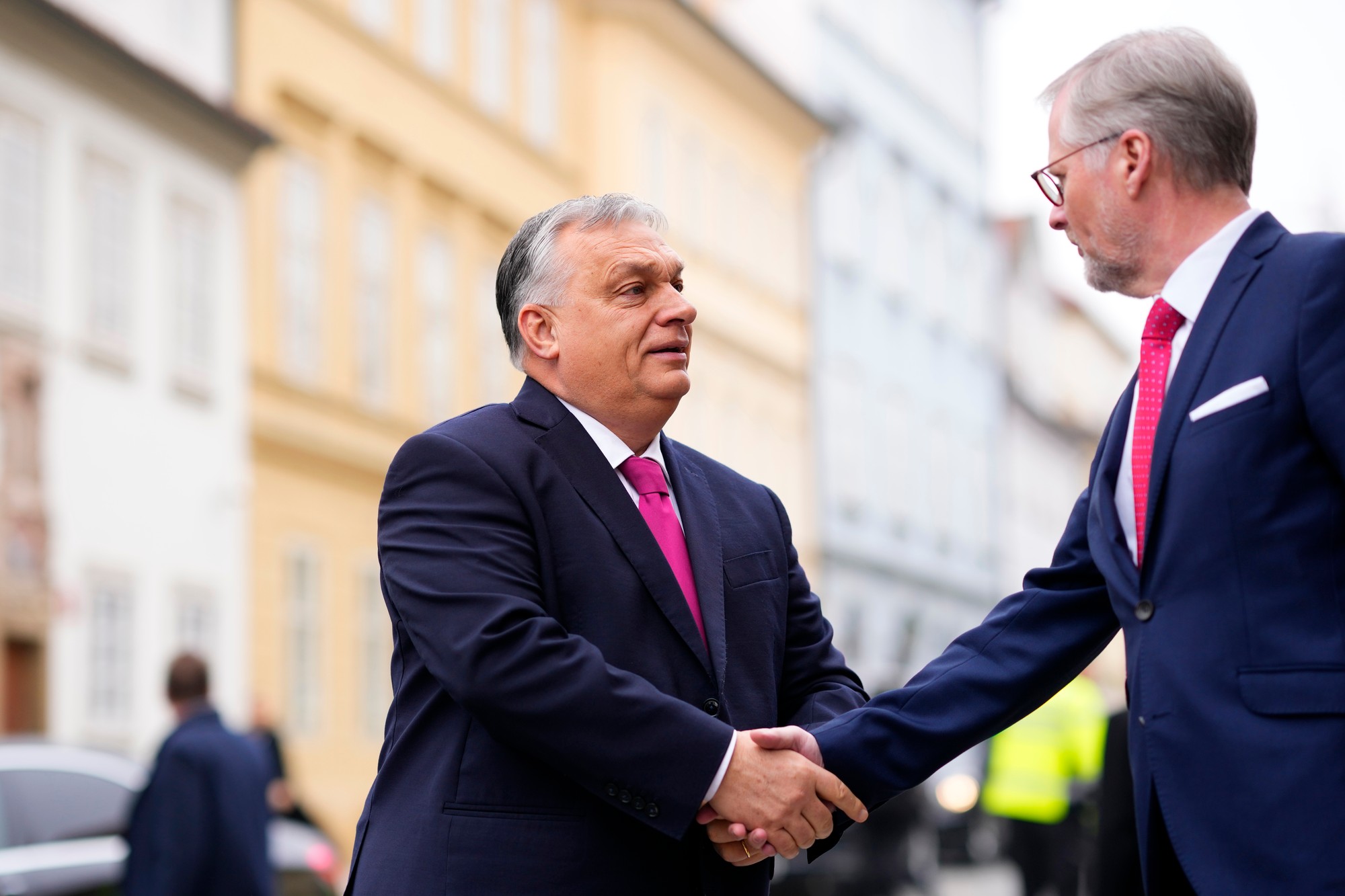 Český premiér Petr Fiala (vpravo) víta maďarského premiéra Viktora Orbána počas príchodu na summit predsedov vlád Vyšehradskej štvorky (V4).