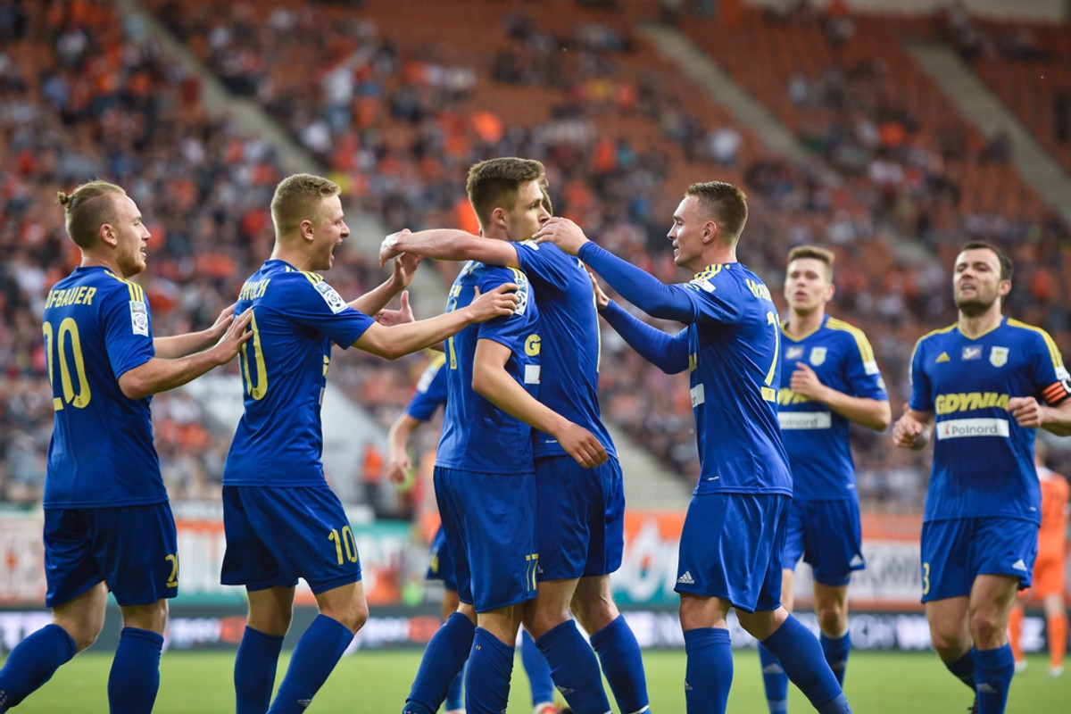 Po 38 latach Arka Gdynia wraca do europejskich pucharów. Lech kontynuuje walkę w kwalifikacjach. Sprawdź, gdzie oglądać