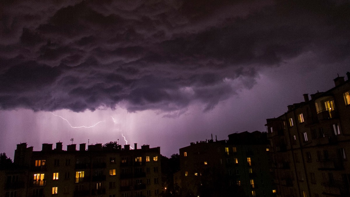 Instytut Meteorologii i Gospodarki Wodnej wydał komunikat ostrzegający przed burzami w sześciu województwach. Zjawiskom meteorologicznym mogą towarzyszyć porywy silnego wiatru i lokalnie opady gradu.