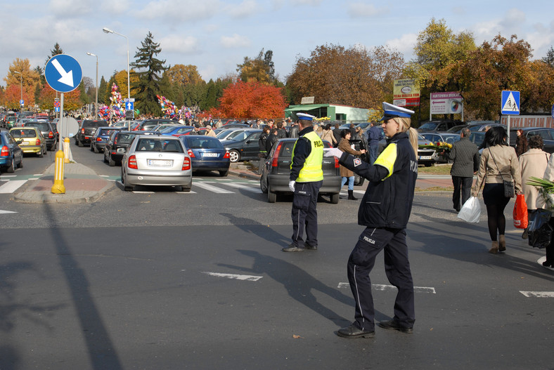 Stosuj się do sygnałów wydawanych przez policjantów