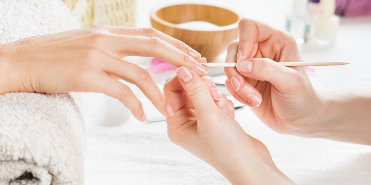Większość kobiet robi sobie ten manicure. To może być poważne zagrożenie dla zdrowia. Dermatolodzy ostrzegają!