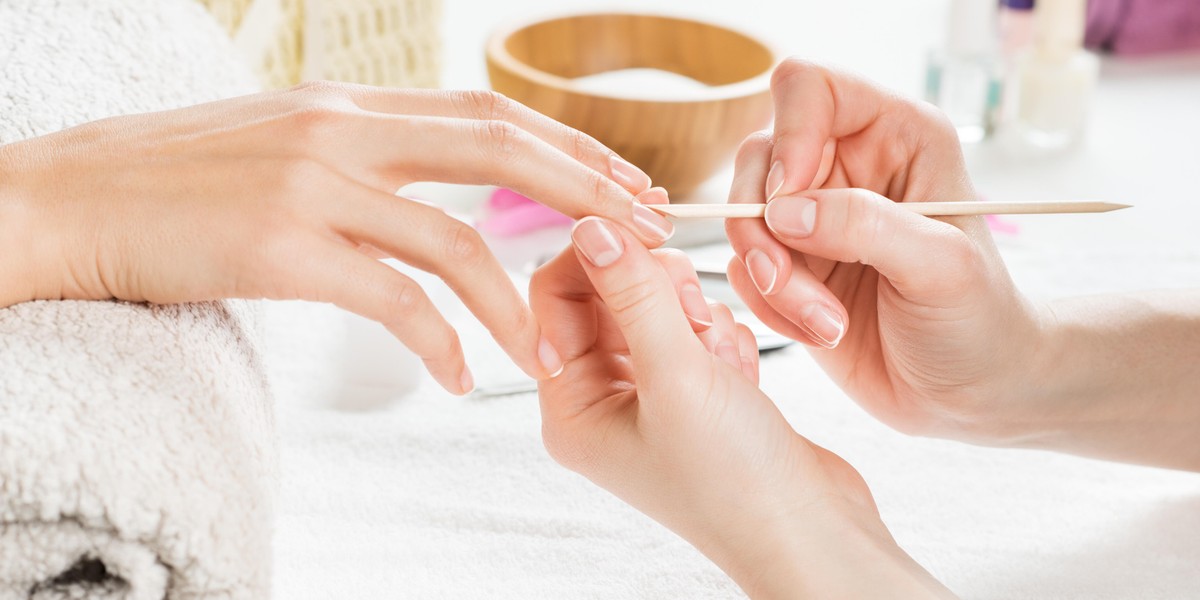 Większość kobiet robi sobie ten manicure. To może być poważne zagrożenie dla zdrowia. Dermatolodzy ostrzegają!