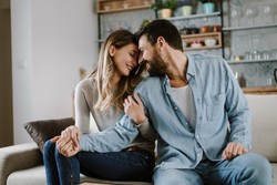 40 proc. Polaków w związku woli mieć osobne konto bankowe [BADANIE]