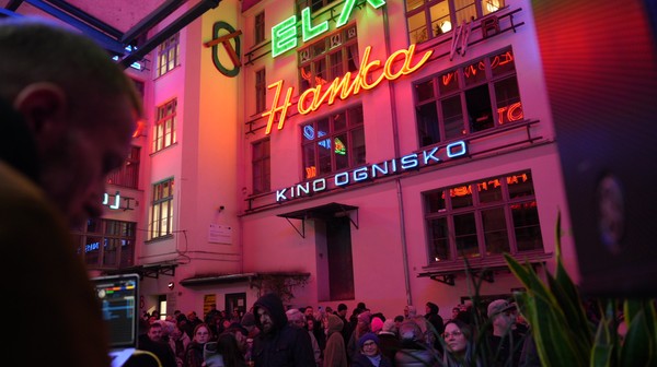 Ponowne rozświetlenie neonów na ul. Ruskiej zgromadziło tłumy wrocławian
